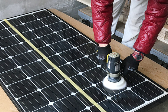 コーティング剤を付けた専用パッドで満遍なく磨き上げます。