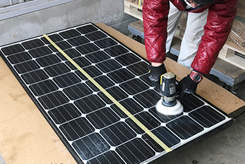 太陽光パネルにセルフクリーニング効果のある親水防汚タイプのコーティングを施します。